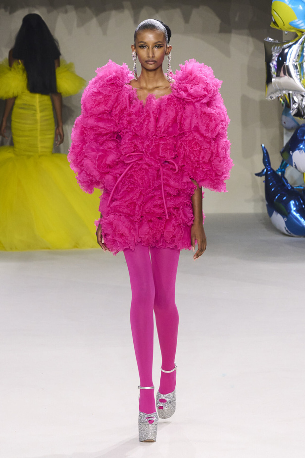 مجموعة Giambattista Valli للهوت كوتور 2022 أناقة وحيوية وابتكار