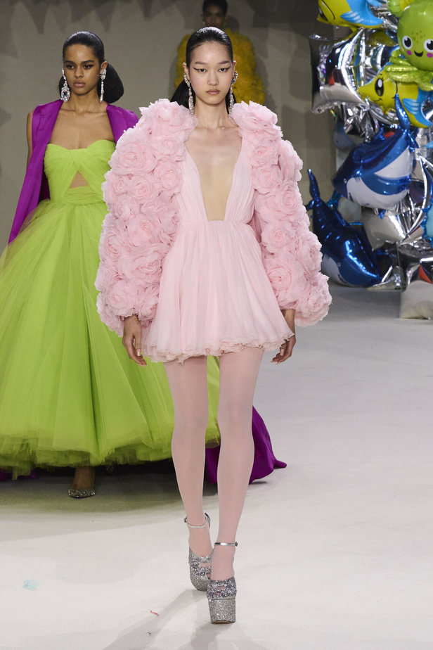 مجموعة Giambattista Valli للهوت كوتور 2022 أناقة وحيوية وابتكار