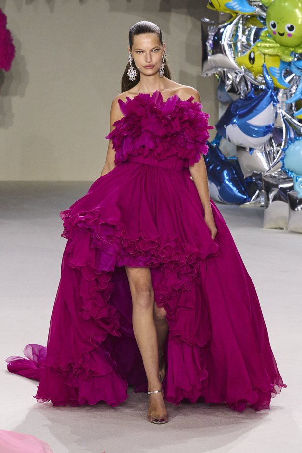 مجموعة Giambattista Valli للهوت كوتور 2022 أناقة وحيوية وابتكار