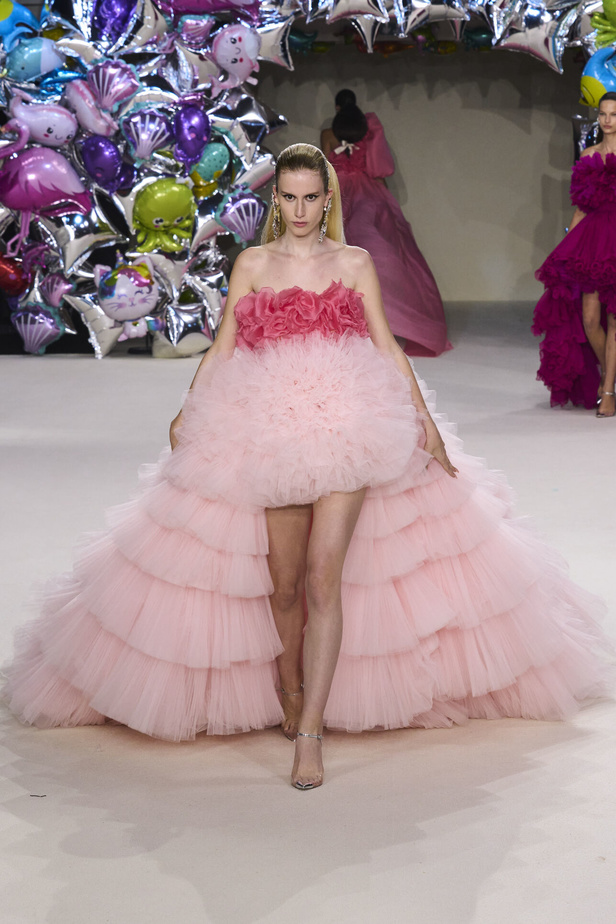 مجموعة Giambattista Valli للهوت كوتور 2022 أناقة وحيوية وابتكار