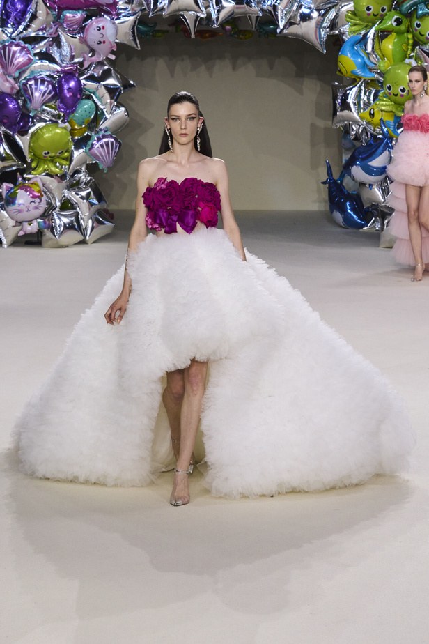 مجموعة Giambattista Valli للهوت كوتور 2022 أناقة وحيوية وابتكار