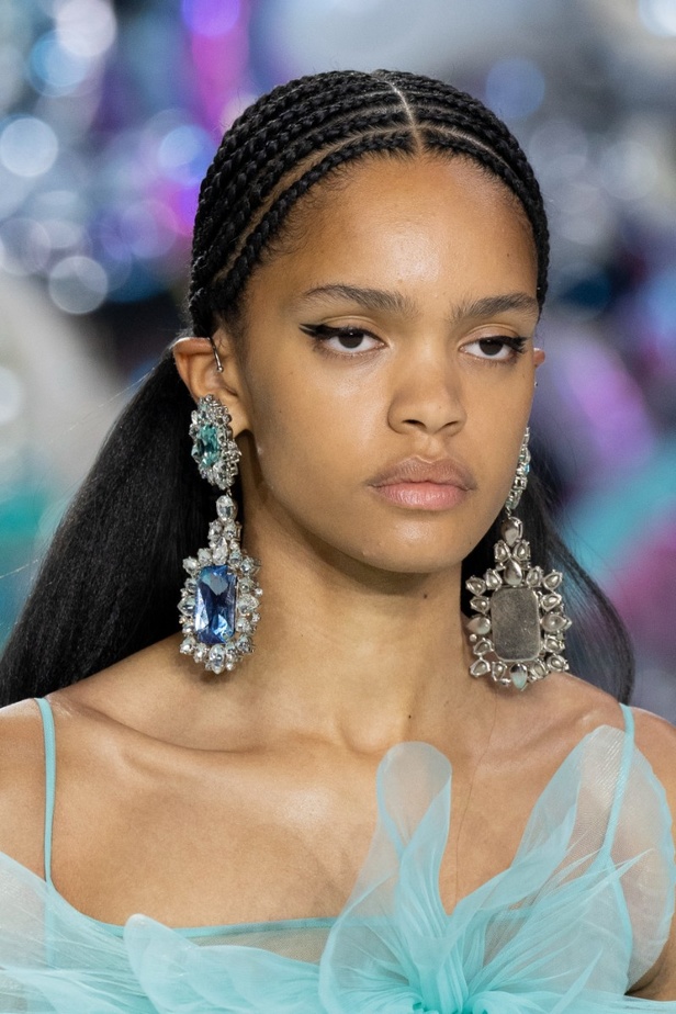 اطلالات جمالية من مجموعة Giambattista Valli للهوت كوتور 2022