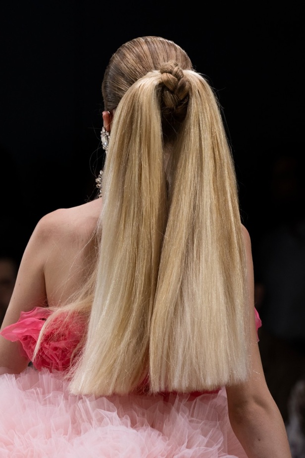 اطلالات جمالية من مجموعة Giambattista Valli للهوت كوتور 2022