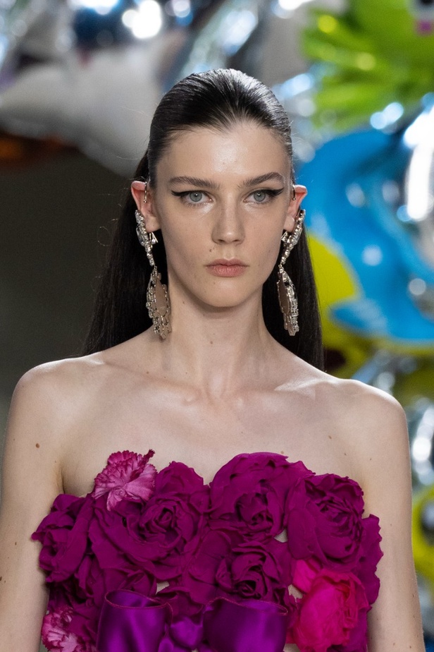 اطلالات جمالية من مجموعة Giambattista Valli للهوت كوتور 2022