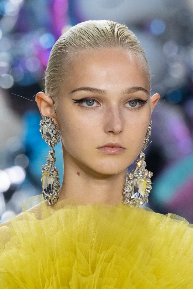 اطلالات جمالية من مجموعة Giambattista Valli للهوت كوتور 2022