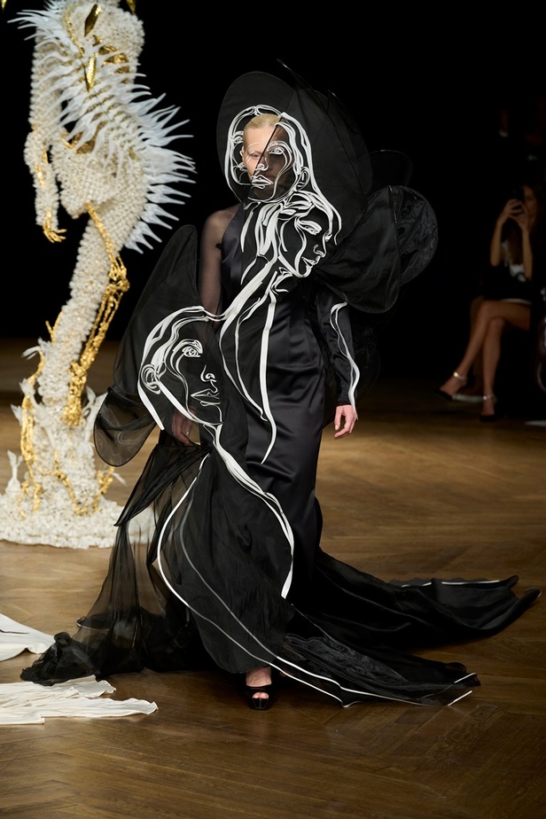 مجموعة دار Iris van Herpen لأزياء الهوت كوتور