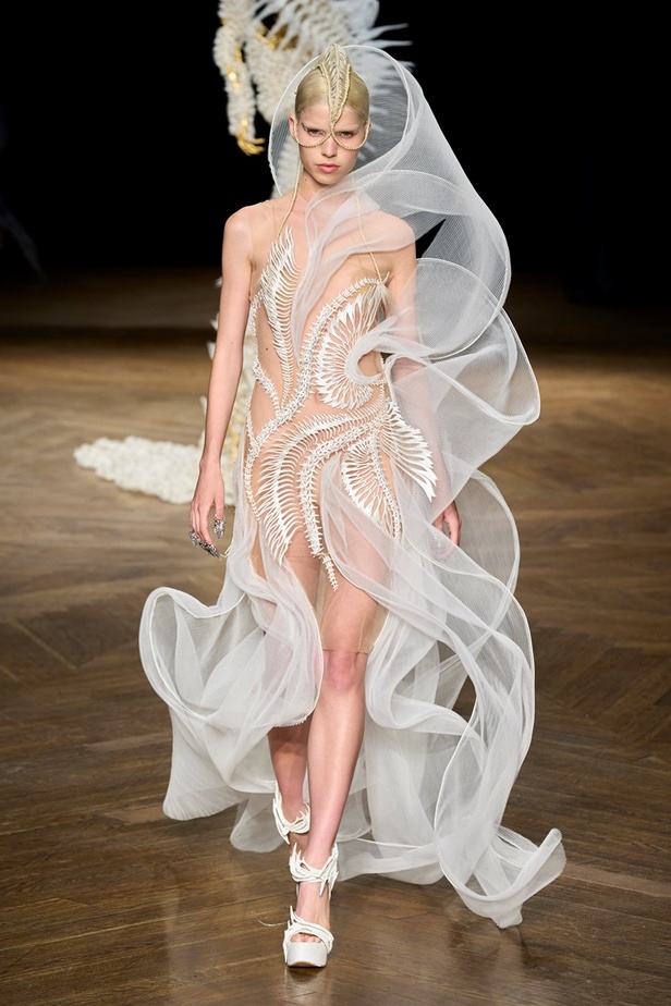 مجموعة دار Iris van Herpen لأزياء الهوت كوتور