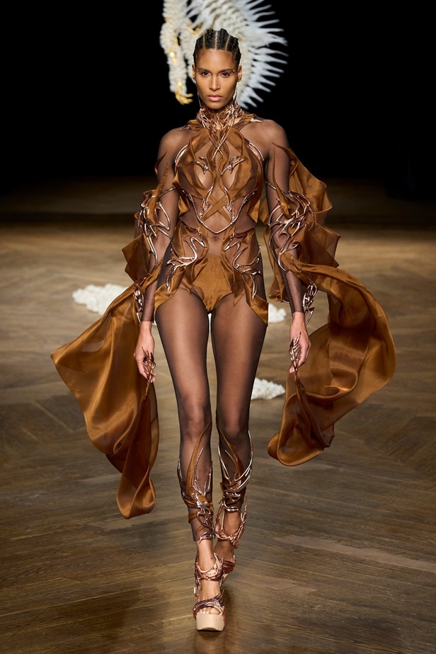 مجموعة دار Iris van Herpen لأزياء الهوت كوتور