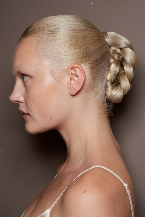 اطلالات جمالية من عرض Iris van Herpen للهوت كوتور في باريس