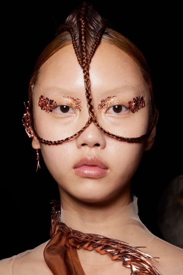 اطلالات جمالية من عرض Iris van Herpen للهوت كوتور في باريس