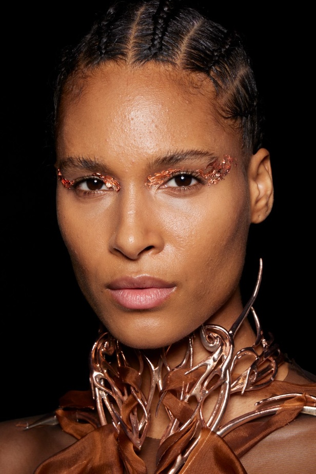 اطلالات جمالية من عرض Iris van Herpen للهوت كوتور في باريس