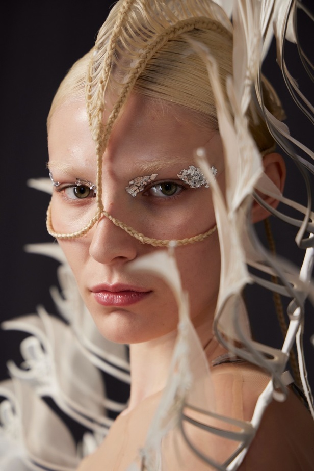 اطلالات جمالية من عرض Iris van Herpen للهوت كوتور في باريس