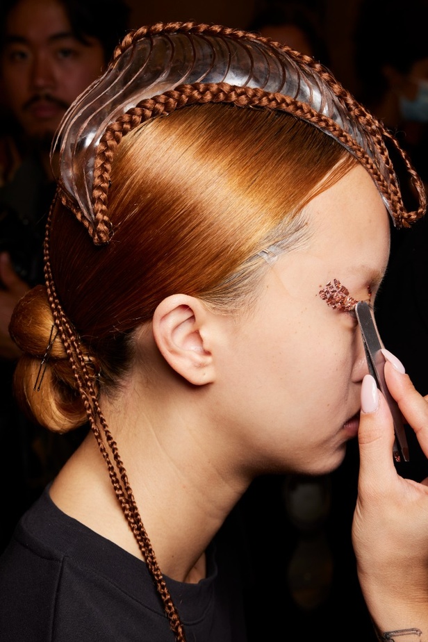 اطلالات جمالية من عرض Iris van Herpen للهوت كوتور في باريس