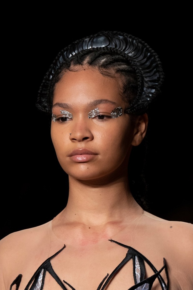 اطلالات جمالية من عرض Iris van Herpen للهوت كوتور في باريس