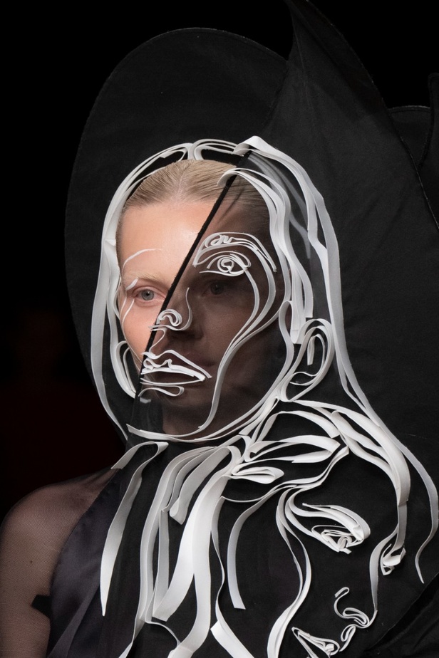 اطلالات جمالية من عرض Iris van Herpen للهوت كوتور في باريس