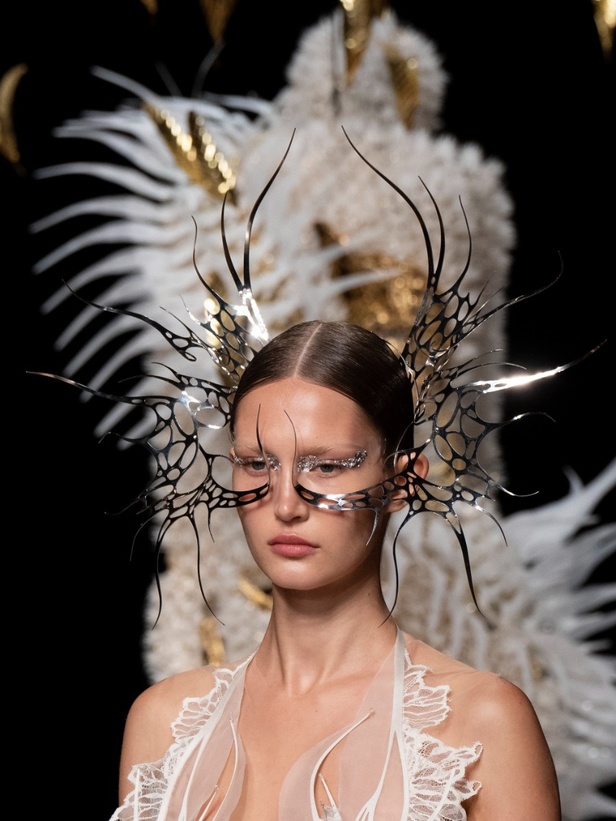 اطلالات جمالية من عرض Iris van Herpen للهوت كوتور في باريس