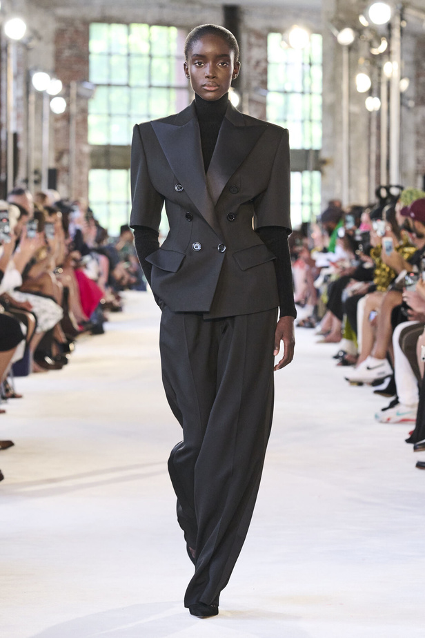 مجموعة Alexandre Vauthier للهوت كوتور 2022 ابداع وألوان وفخامة