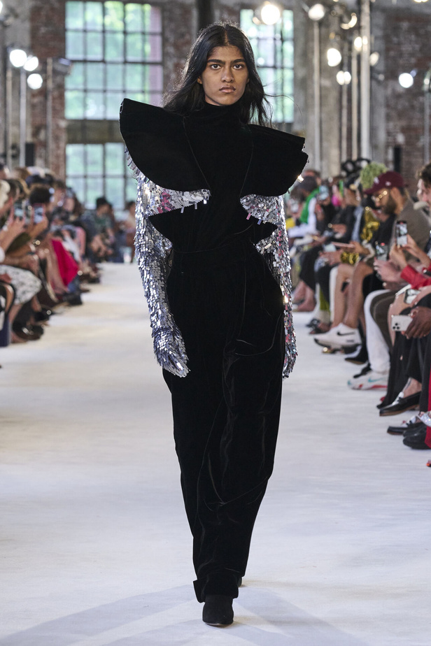 مجموعة Alexandre Vauthier للهوت كوتور 2022 ابداع وألوان وفخامة