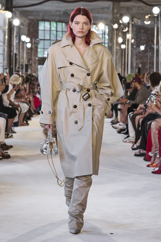 مجموعة Alexandre Vauthier للهوت كوتور 2022 ابداع وألوان وفخامة