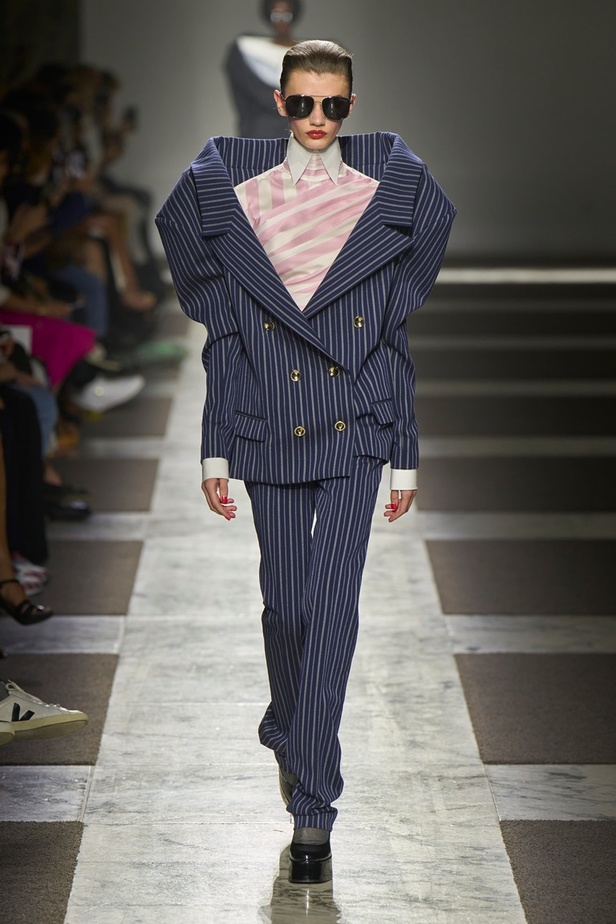 مجموعة Viktor & Rolf للأزياء الراقية 2022 تجسّد القوّة بلمسة عصرية 