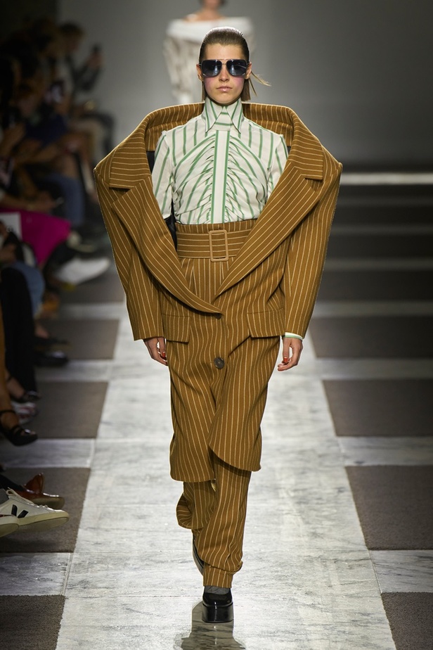 مجموعة Viktor & Rolf للأزياء الراقية 2022 تجسّد القوّة بلمسة عصرية 