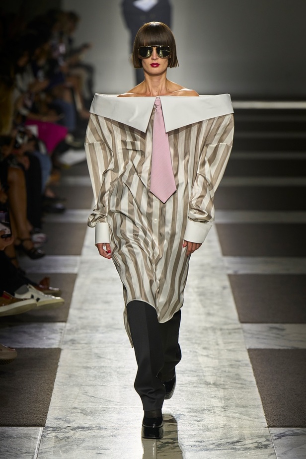 مجموعة Viktor & Rolf للأزياء الراقية 2022 تجسّد القوّة بلمسة عصرية 