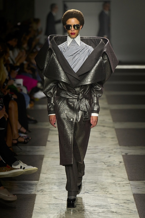 مجموعة Viktor & Rolf للأزياء الراقية 2022 تجسّد القوّة بلمسة عصرية 