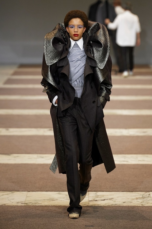 مجموعة Viktor & Rolf للأزياء الراقية 2022 تجسّد القوّة بلمسة عصرية 