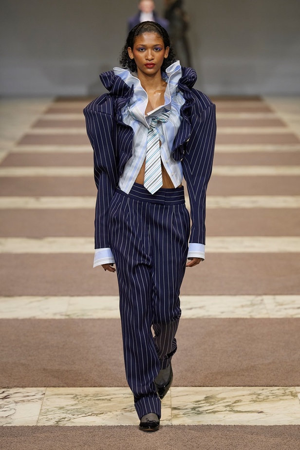 مجموعة Viktor & Rolf للأزياء الراقية 2022 تجسّد القوّة بلمسة عصرية 