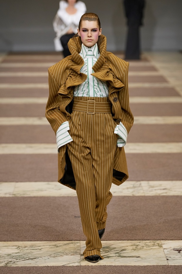 مجموعة Viktor & Rolf للأزياء الراقية 2022 تجسّد القوّة بلمسة عصرية 