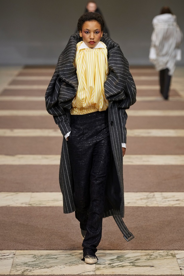 مجموعة Viktor & Rolf للأزياء الراقية 2022 تجسّد القوّة بلمسة عصرية 