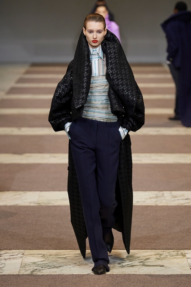 مجموعة Viktor & Rolf للأزياء الراقية 2022 تجسّد القوّة بلمسة عصرية 