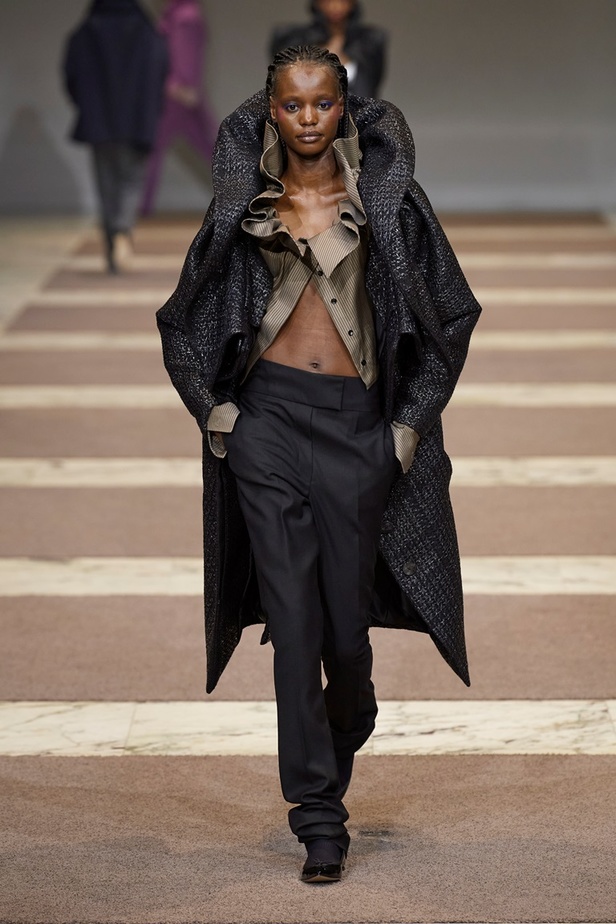 مجموعة Viktor & Rolf للأزياء الراقية 2022 تجسّد القوّة بلمسة عصرية 