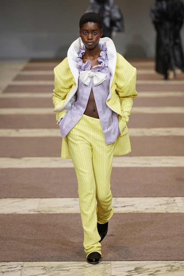 مجموعة Viktor & Rolf للأزياء الراقية 2022 تجسّد القوّة بلمسة عصرية 