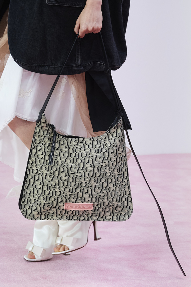 مجموعة Acne Studios لموسم ربيع وصيف 2023