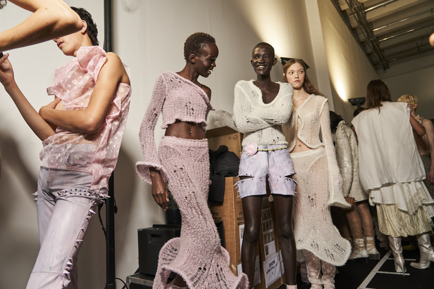 مجموعة Acne Studios لموسم ربيع وصيف 2023