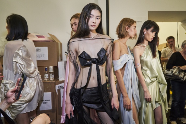 مجموعة Acne Studios لموسم ربيع وصيف 2023