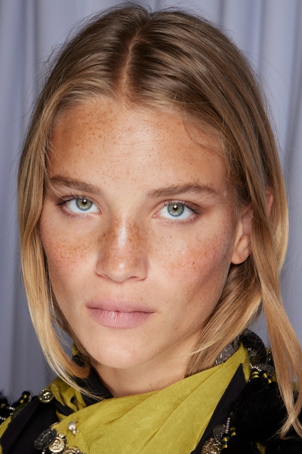 مجموعة Altuzarra لربيع وصيف 2023 تأخذنا في رحلة من التصاميم الرياضية إلى البوهيميا الفاخرة