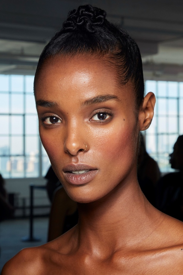 مجموعة Altuzarra لربيع وصيف 2023 تأخذنا في رحلة من التصاميم الرياضية إلى البوهيميا الفاخرة