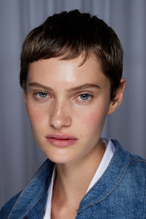 مجموعة Altuzarra لربيع وصيف 2023 تأخذنا في رحلة من التصاميم الرياضية إلى البوهيميا الفاخرة