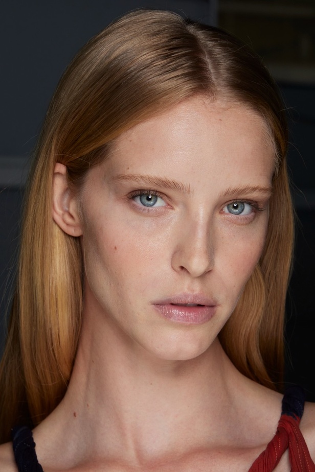 مجموعة Altuzarra لربيع وصيف 2023 تأخذنا في رحلة من التصاميم الرياضية إلى البوهيميا الفاخرة