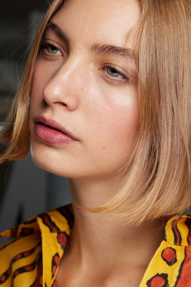 مجموعة Altuzarra لربيع وصيف 2023 تأخذنا في رحلة من التصاميم الرياضية إلى البوهيميا الفاخرة