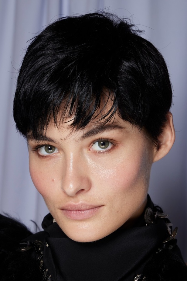 مجموعة Altuzarra لربيع وصيف 2023 تأخذنا في رحلة من التصاميم الرياضية إلى البوهيميا الفاخرة