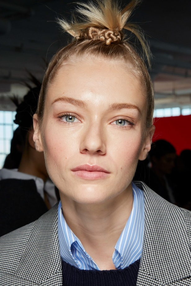 مجموعة Altuzarra لربيع وصيف 2023 تأخذنا في رحلة من التصاميم الرياضية إلى البوهيميا الفاخرة