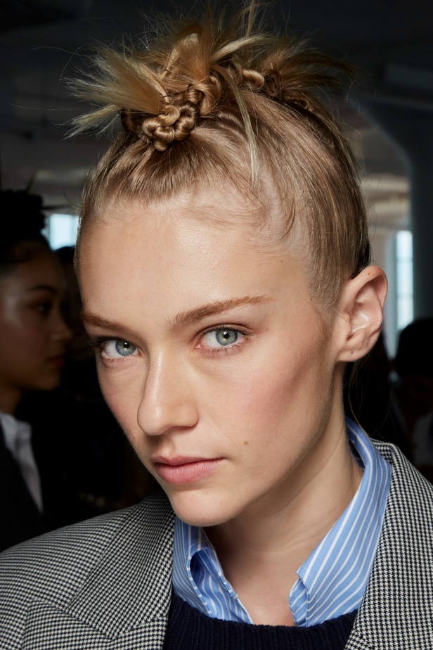 مجموعة Altuzarra لربيع وصيف 2023 تأخذنا في رحلة من التصاميم الرياضية إلى البوهيميا الفاخرة