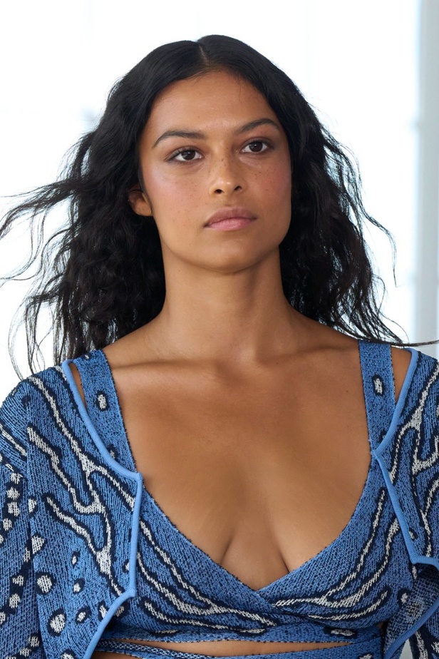 مجموعة Altuzarra لربيع وصيف 2023 تأخذنا في رحلة من التصاميم الرياضية إلى البوهيميا الفاخرة