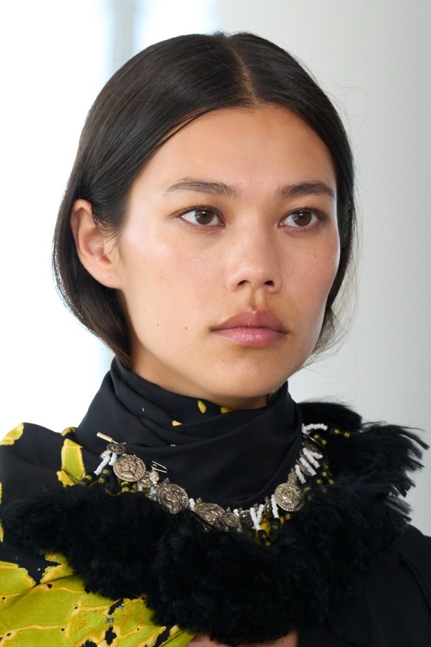 مجموعة Altuzarra لربيع وصيف 2023 تأخذنا في رحلة من التصاميم الرياضية إلى البوهيميا الفاخرة