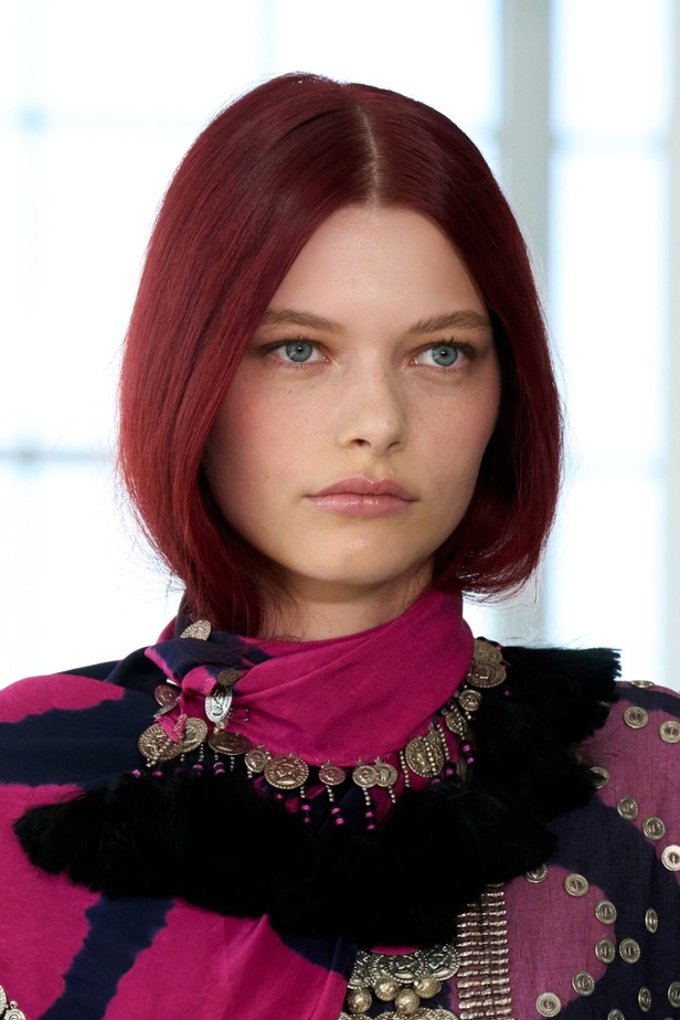 مجموعة Altuzarra لربيع وصيف 2023 تأخذنا في رحلة من التصاميم الرياضية إلى البوهيميا الفاخرة