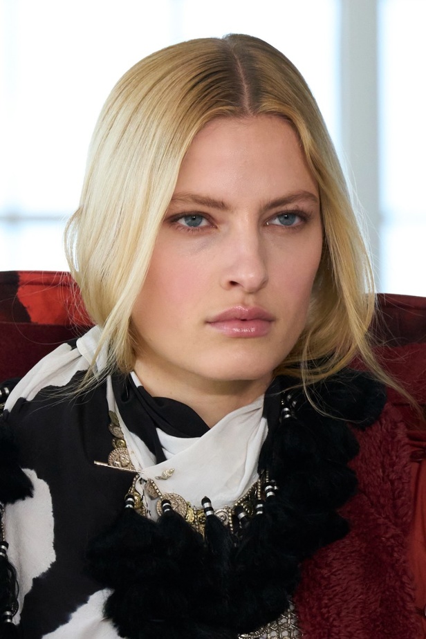 مجموعة Altuzarra لربيع وصيف 2023 تأخذنا في رحلة من التصاميم الرياضية إلى البوهيميا الفاخرة