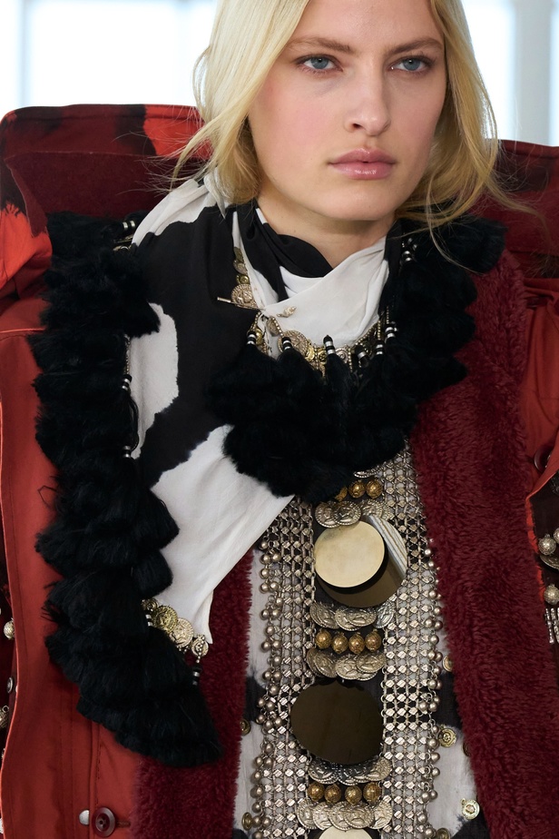 مجموعة Altuzarra لربيع وصيف 2023 تأخذنا في رحلة من التصاميم الرياضية إلى البوهيميا الفاخرة